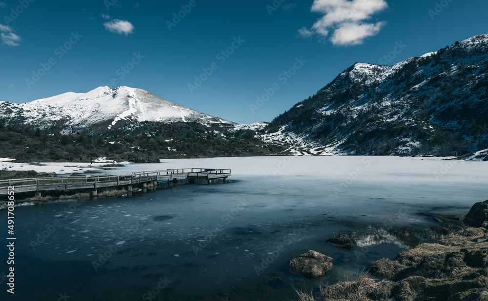 Obraz premium L'étang de Lers en Ariège Pyrénées en hiver