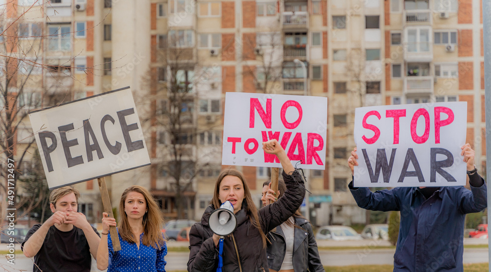 Obraz premium Protesting against the war together