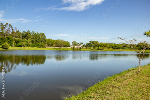 Paisagem de um parque muito arborizado e um lago  na cidade de Goi  nia. Parque Leolidio di Ramos Caiado.