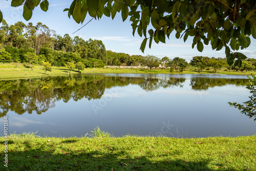 Paisagem de um parque muito arborizado e um lago, na cidade de Goiânia. Parque Leolidio di Ramos Caiado. photo