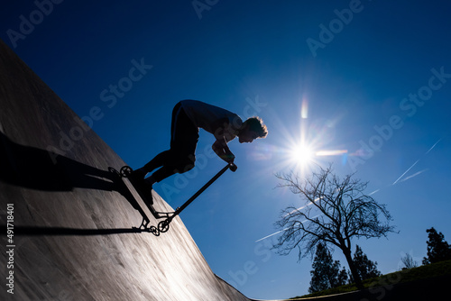 Trottinette en skate park photo