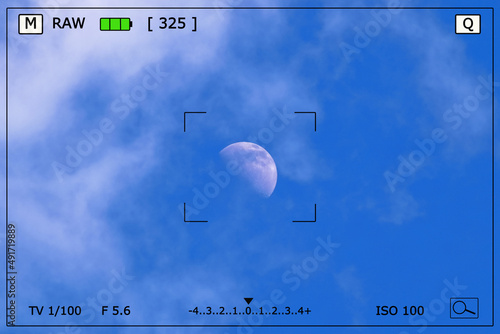 Widok z aparatu fotograficznego na księżyc .