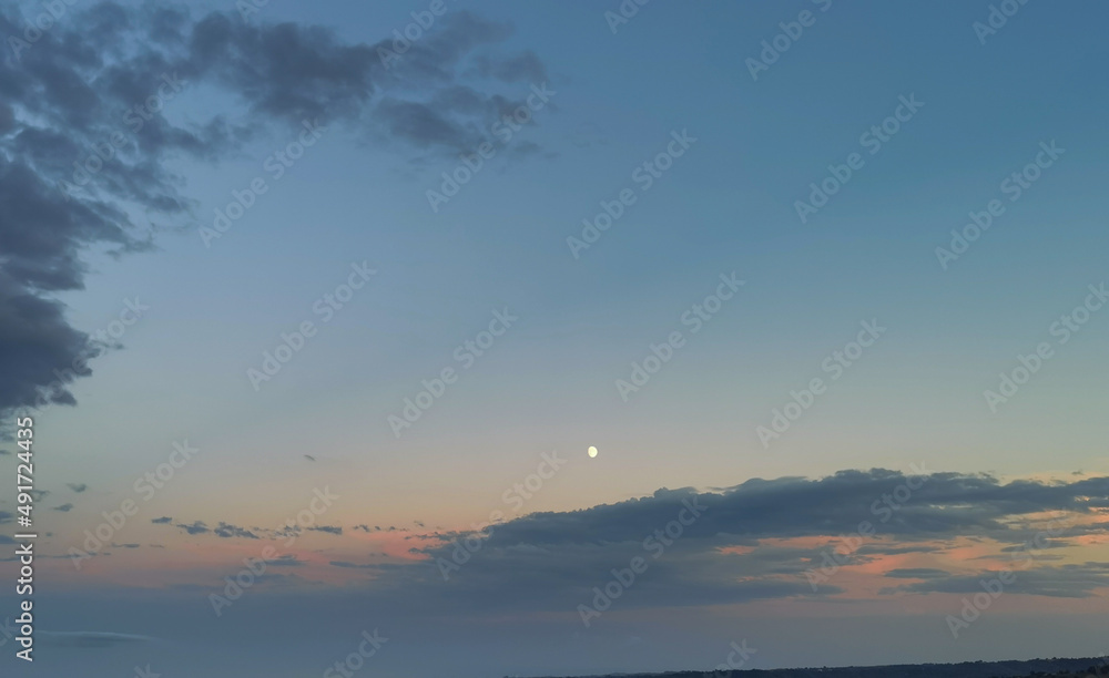 Tre quarti di Luna nel cielo prima del tramonto Tre quarti di Luna nel cielo prima del tramonto