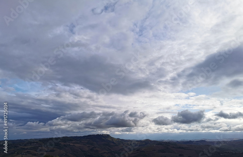 Nuvole bianche sopra paesi valli e le colline  © GjGj