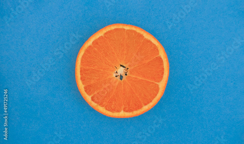 Orangenscheibe auf hellblauem Hintergrund