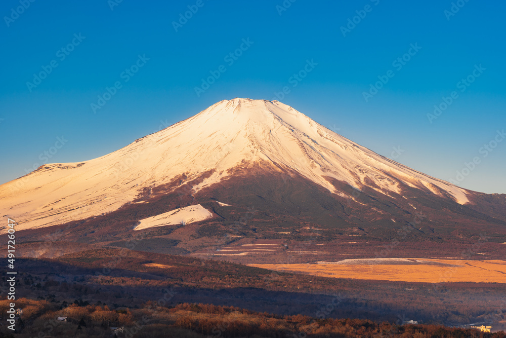朝焼けに染まる富士山　冬景