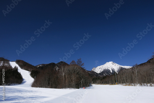 厳冬期の八ヶ岳連峰赤岳の雄姿　清里高原より