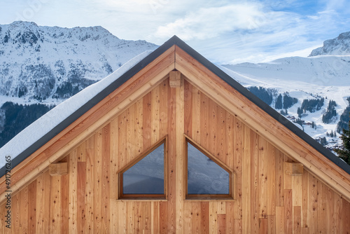 Tableau sur toile façade de chalet en bois à la montagne