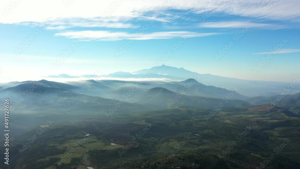 Hermoso paisaje de la sierra de Tapalpa entre cerros y montañas nubes y cielo Hermoso paisaje de la sierra de Tapalpa entre cerros y montañas nubes y cielo