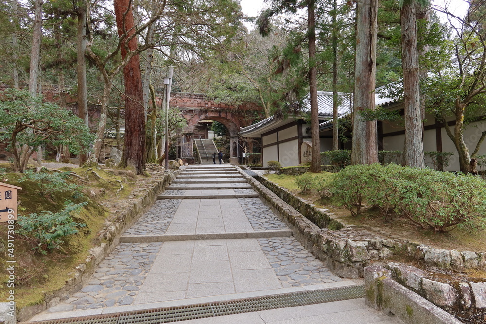 uirokaku Aqueduct and the entrance to Nanzen-in Subordinate Temple in the precincts of Nanzen-ji Temple in Kyoto City in Japan 日本の京都市にある南禅寺境内の水路閣と末寺南禅院入り口