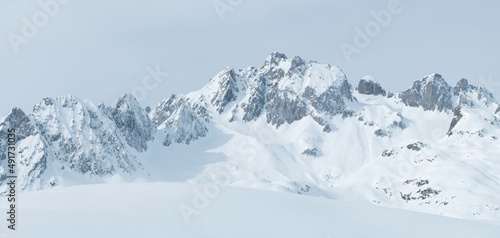 Un paysage de chaine de montagnes enneigées des alpes en france photo
