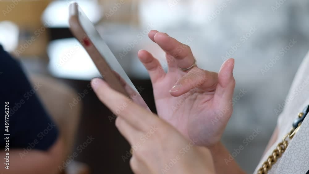 slow motion of close up hand typing smartphone, shopping online
slow motion of close up hand typing smartphone, shopping online