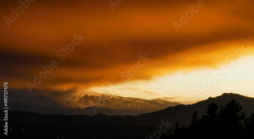 Rosso tramonto sulle cime dei monti tra luce e tenebre © GjGj
