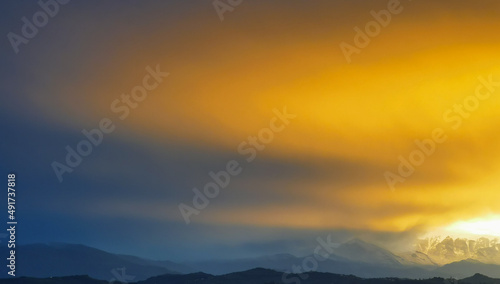 Tramonto di luce e oro sulle montagne e le valli dell’Appennino © GjGj