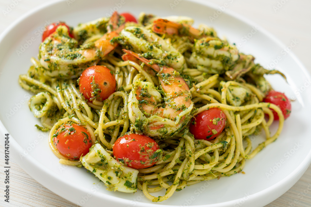 Spaghetti with seafood in homemade pesto sauce