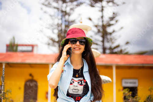 Turista hablando por teléfono en un pueblo de Perú photo