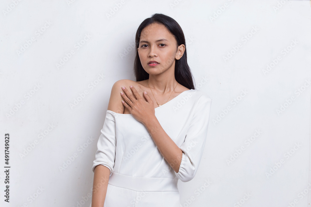 Young beautiful asian woman having heart attack isolated on white background
Young beautiful asian woman having heart attack isolated on white background