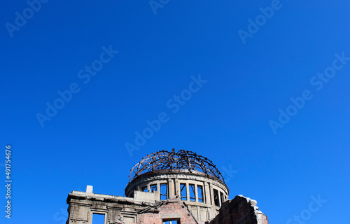 広島の原爆ドーム（青空のコピースペース）