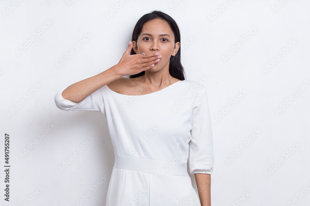 Young asian beautiful woman shocked covering mouth with hands for mistake. Secret concept isolated on white background
Young asian beautiful woman shocked covering mouth with hands for mistake. Secret concept isolated on white background
