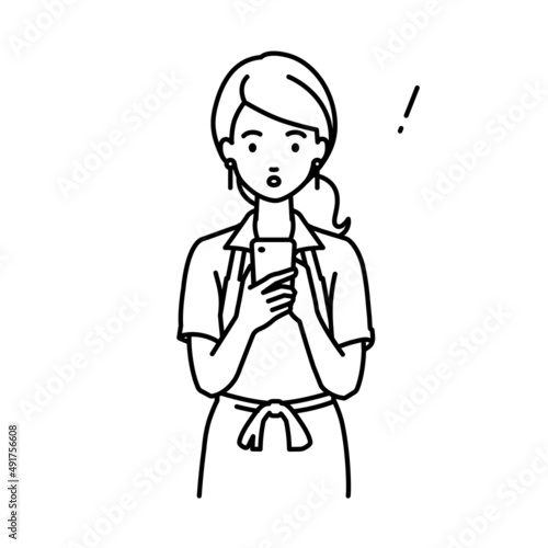 立ってスマートフォンを操作して何かに気づいて驚いた店員の女性