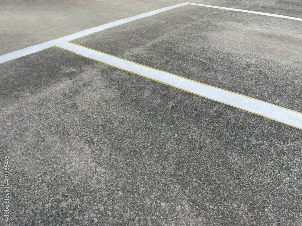 自宅の駐車場にペンキで白い線を引く