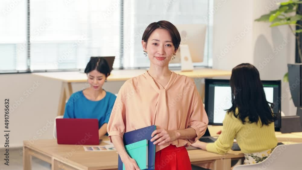 笑顔の女性社員 笑顔の女性社員