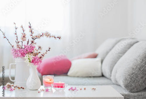 Fototapeta Naklejka Na Ścianę i Meble -  spring pink flowers in vase in white interior