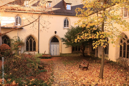 Herbstlaub bedeckt den Boden des Innenhofes von Kloster Denkendorf in Süddeutschland	 photo