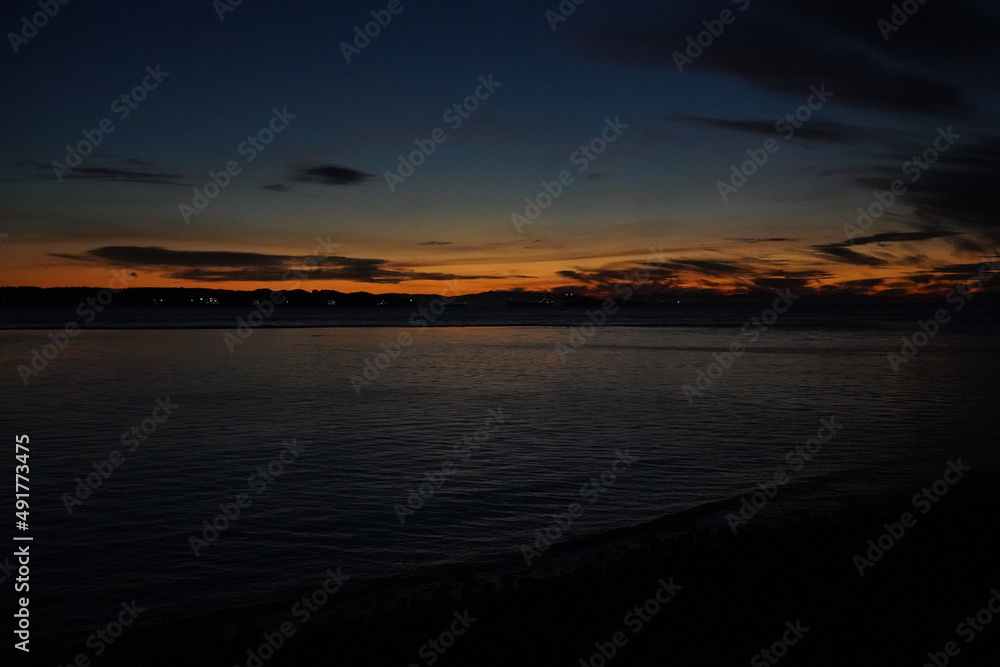 Obraz premium 日暮れ 夕暮れ 海辺の サンセット 風景 夕焼け 朝焼け 夕陽