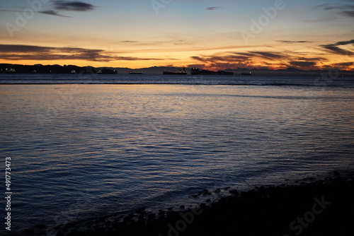 日暮れ　夕暮れ　海辺の　サンセット　風景　夕焼け　朝焼け　夕陽　 © Yuko