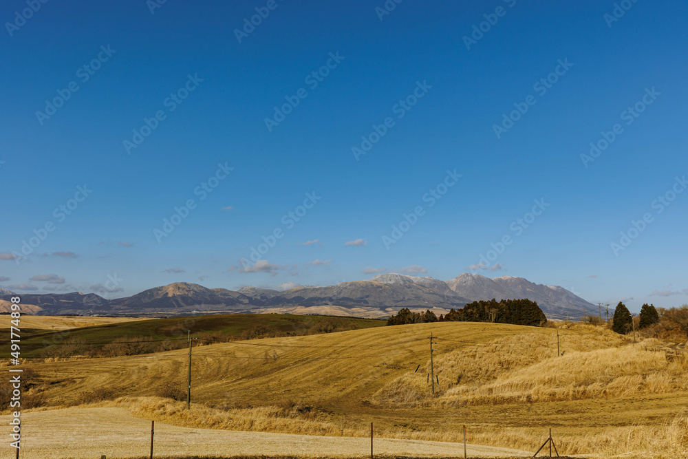 Obraz premium 山, 風景, 空, 自然, 雲, 低地, 道, 旅行, 不毛の, サマータイム, 草, ヒル, 岩, 景色, 雪, 観光, 明媚, 木, アンデス, 緑、阿蘇、熊本