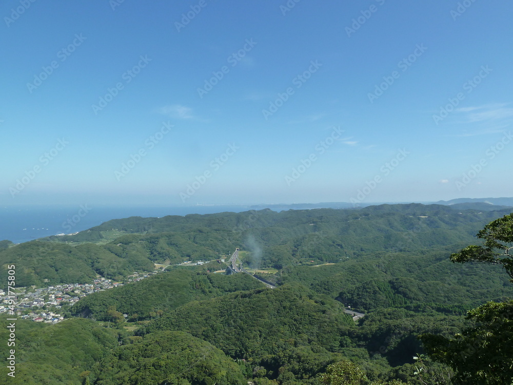 鋸山の山頂から見る房総半島の山並みと東京湾（千葉県鋸南町）