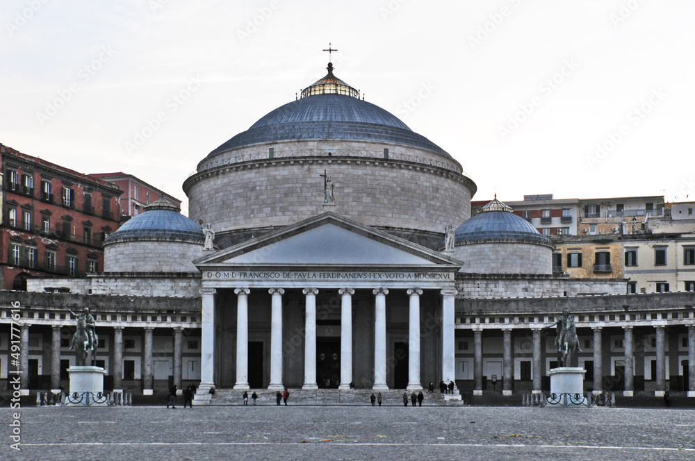 Napoli, piazza del Plebiscito e Basilica Reale Pontificia San Francesco da Paola