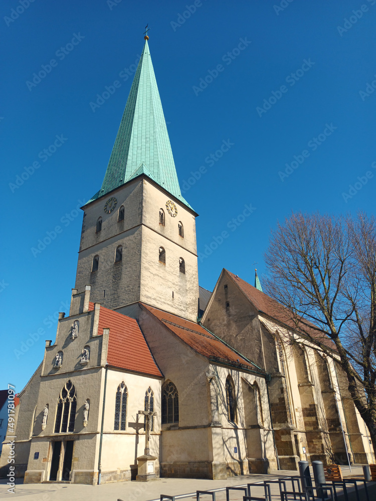 Historische Kirche mit Kirchturm in der Altstadt von Borken