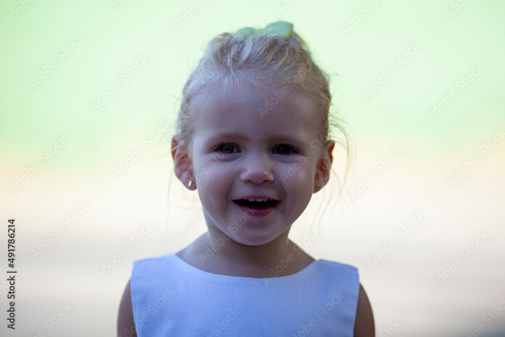 Adorable niña rubia sonriendo en exteriores Adorable niña rubia sonriendo en exteriores