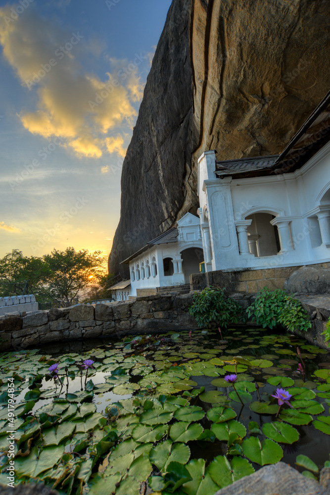 Foto de magnifique temple bouddhiste creuser dans la roche d