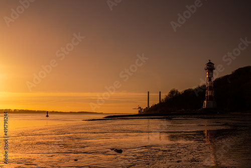 Sonnenuntergang am Rissener Ufer an der Elbe im Frühjahr