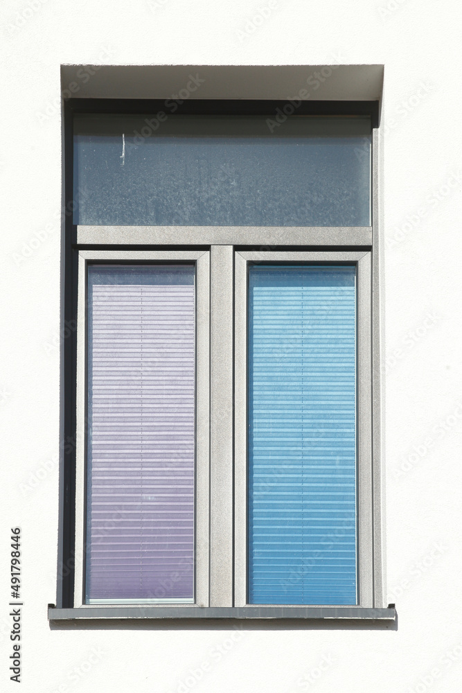 Fenster mit bunten heruntergezogenen Rolläden an einer weißen Hauswand, Deutschland, Europa