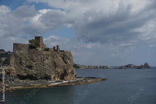 Panorama siciliano, castello normanno, faraglioni e isola lachea