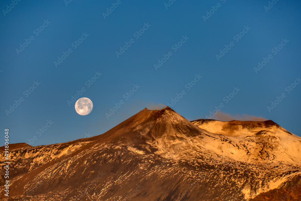 Close-up di un tramonto di luna piena sulla cima dell'Etna all'alba di un nuovo giorno