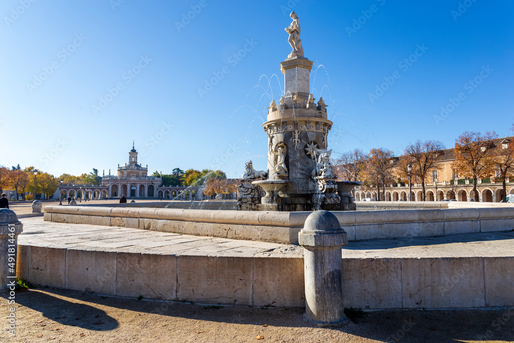 Fototapeta premium Fuente e Iglesia en la Plaza de Mariblanca de Aranjuez.