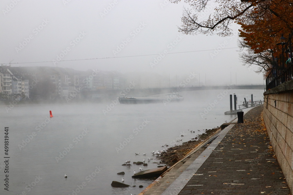Rheinschiffer im Nebel