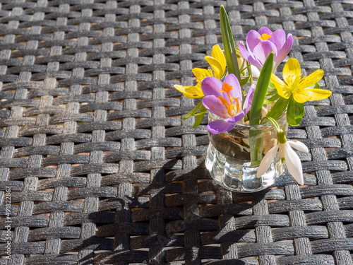 Blumenstrauß mit Vase auf einem Tisch im Frühling photo