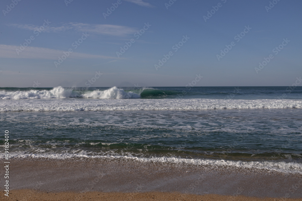 Praia de Nazaré com ondas gigantes em Portugal