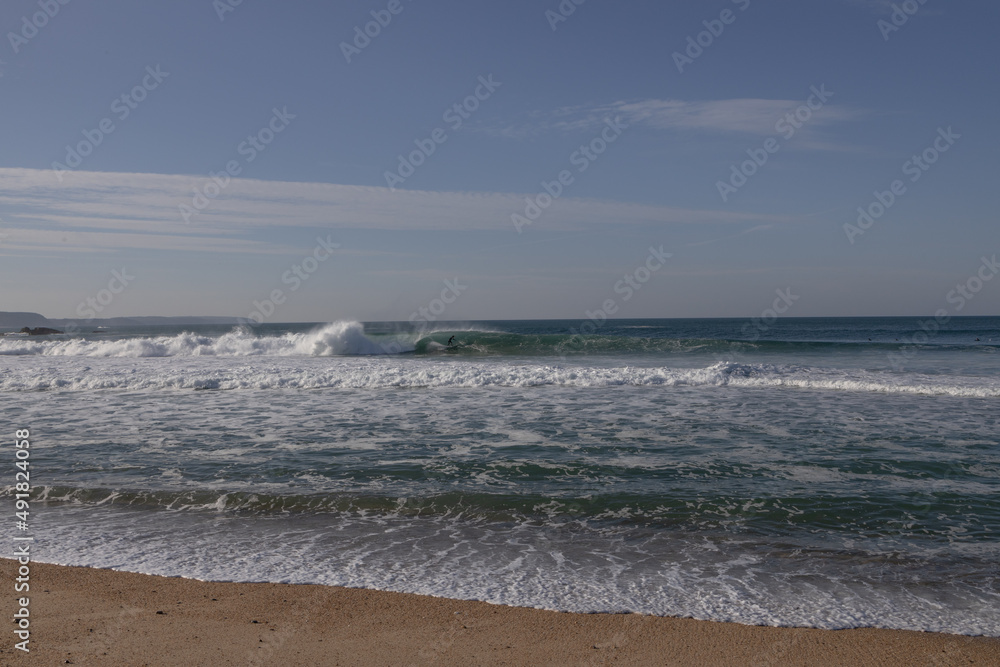 Praia de Nazaré com ondas gigantes em Portugal