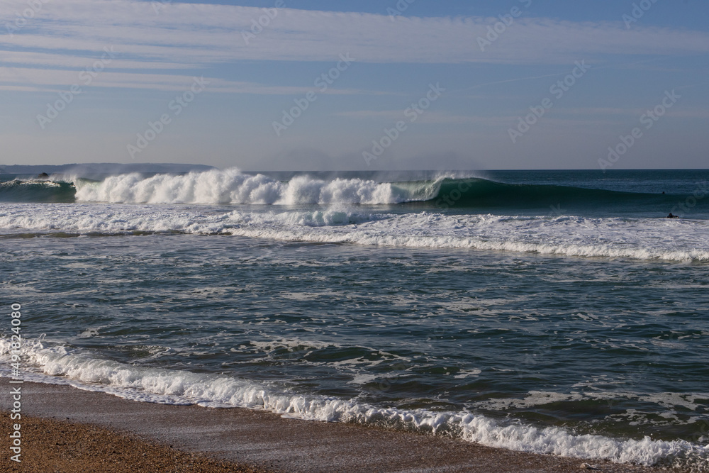 Praia de Nazaré com ondas gigantes em Portugal Praia de Nazaré com ondas gigantes em Portugal