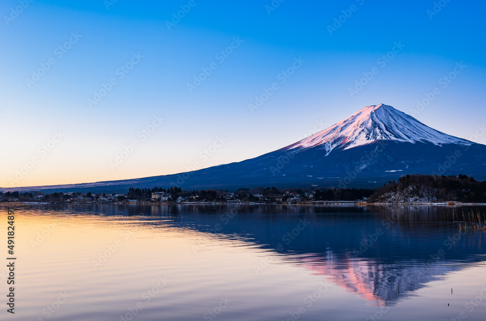 河口湖から眺める朝焼けの富士山　冬景