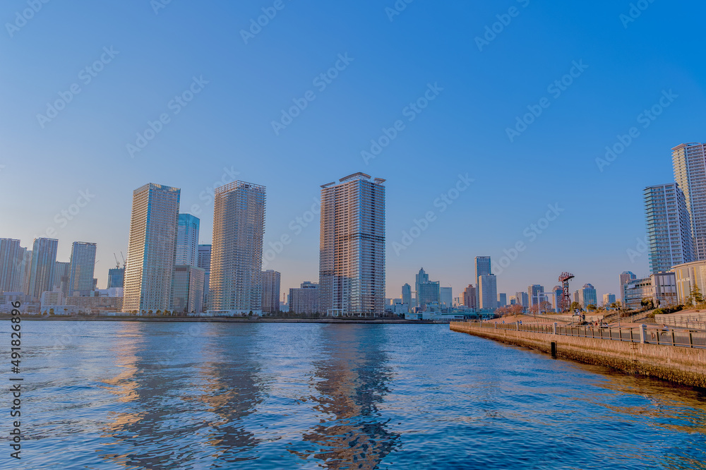 Obraz premium 東京都江東区豊洲の夕方の都市景観