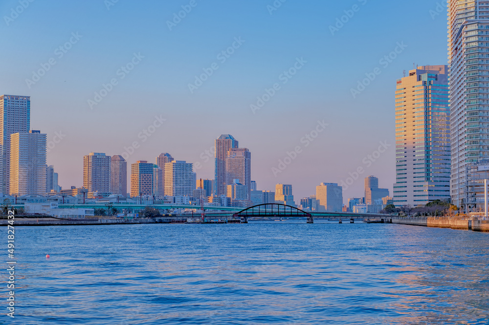 Naklejka premium 東京都江東区豊洲の夕方の都市景観
