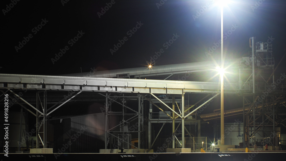 Fototapeta premium Zone portuaire à Port-La-Nouvelle, illuminée par de puissantes lumières de chantier. L'ambiance est très sinistre, voire pesante